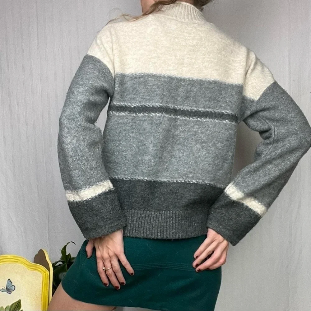 Universal Thread Cream Gray Mock Neck Sweater Size Small
